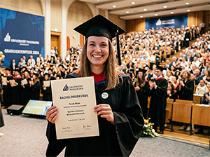 Abschlussfeier an der Universität Paderborn Sarah Meier mit Bachelorurkunde-1