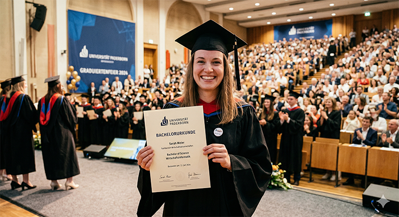 Abschlussfeier an der Universität Paderborn Sarah Meier mit Bachelorurkunde
