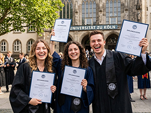 Absolventen der Universität zu Köln mit ihren Diplomzeugnissen-1