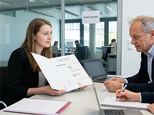 Bewerbungsgespräch mit Bachelorurkunde der Universität Kassel-1
