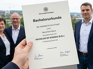 Der Moment des Triumphs Bachelorurkunde der Uni Stuttgart-1