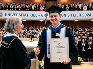 Feierliche Übergabe der Bachelorurkunde an der Universität Kiel-1