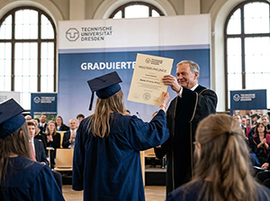 Feierliche Übergabe der Masterurkunde an der TU Dresden-1