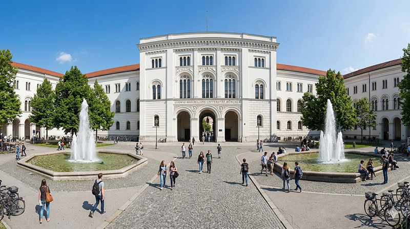 LMU Hauptgebäude mit Brunnen
