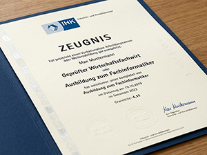 Muster eines IHK‑Zertifikat in einer Urkundenmappe-1
