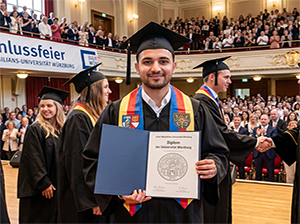 Abschlussfeier an der Julius-Maximilians-Universität Würzburg Stolzer Absolvent mit Diplom-1