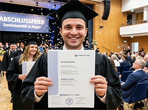 Absolvent der FernUniversität in Hagen mit Bachelorurkunde bei der Abschlussfeier-1