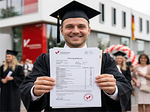 Absolvent der Universität Vechta mit seinem Transcript of Records-1