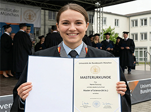 Absolventin der Universität der Bundeswehr München mit Masterurkunde-1
