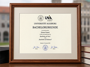 Bachelorurkunde der Universität Augsburg in einem eleganten Holzrahmen-1