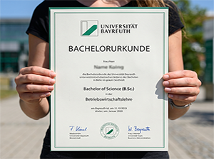 Bachelorurkunde der Universität Bayreuth im Freien-1