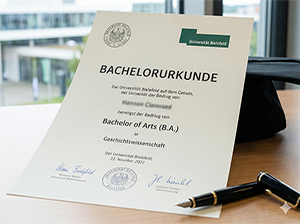 Bachelorurkunde der Universität Bielefeld auf einem Schreibtisch-1