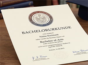 Bachelorurkunde der Universität Greifswald auf einem Schreibtisch-1