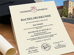 Bachelorurkunde der Universität Osnabrück mit Doktorhut und Diplomrolle-1