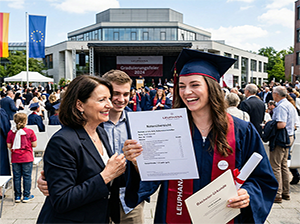 Der stolze Moment Übergabe der Notenübersicht bei der Abschlussfeier der Leuphana Universität Lüneburg-1