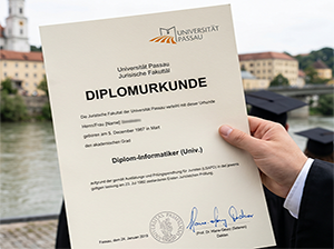 Diplomurkunde der Universität Passau vor der Kulisse der Passauer Altstadt und des Inns-1