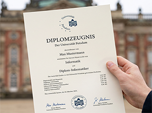 Diplomzeugnis der Universität Potsdam vor dem Neuen Palais-1