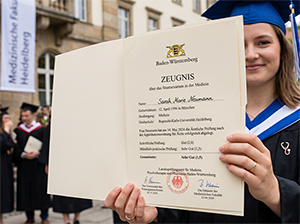 Erfolgreicher Abschluss des Medizinstudiums Das Staatsexamen-Zeugnis-1