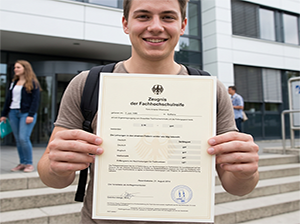 Erfolgreicher Absolvent mit Zeugnis der Fachhochschulreife-1