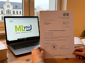 Exmatrikulationsbescheinigung der Martin-Luther-Universität Halle-Wittenberg auf einem Schreibtisch-1