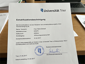 Exmatrikulationsbescheinigung der Universität Trier auf einem Schreibtisch-1