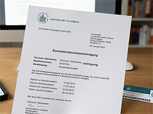 Exmatrikulationsbescheinigung der Universität zu Lübeck auf einem Schreibtisch-1