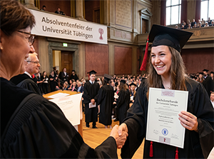 Feierliche Übergabe der Bachelorurkunde-1