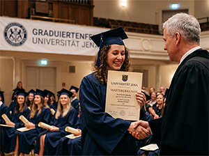 Feierliche Übergabe der Masterurkunde an der Universität Jena-1