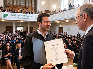Feierliche Übergabe der Masterurkunde in der Großen Aula der LMU München-1