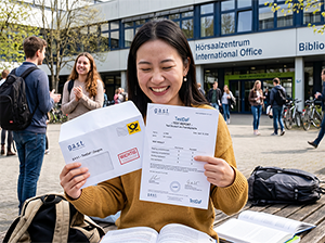 Glückliche Studentin mit TestDaF-Zeugnis-1