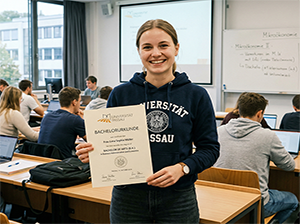 Stolze Studentin mit ihrer Bachelorurkunde im Hörsaal der Universität Passau-1