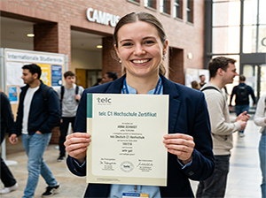 Studentin haelt telc C1 Hochschule Zertifikat auf Campus-1