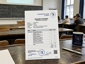 Transcript of Records der HU Berlin auf einem Hörsaaltisch-1